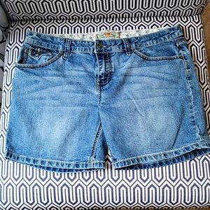 YMI JEAN SHORTS SIZE 11